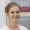 Porträt von Jenny Schärer, Dentalassistentin EFZ in der Zahnarztpraxis Spitalgasse in Bern. Die Frau mit zusammengebundenem Haar trägt eine weisse Berufskleidung und lächelt freundlich in die Kamera.