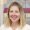 Freundliches Porträt von Tina Feick, Dentalhygienikerin der Zahnarztpraxis & Oralchirurgie Spitalgasse in Bern. Lächelnde Frau mit blonden, schulterlangen Haaren und heller Berufskleidung vor dem hellen Hintergrund der Praxisräume.